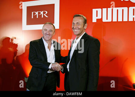 Puma AG Chef de Jochen Zeitz (R) se félicite de luxe du groupe français Pinault-Printemps-Redoute (PPR) président Francois-Henri Pinault pour une conférence de presse à Nuremberg, Allemagne, le jeudi 12 avril 2007. PPR, propriétaire de Gucci et Yves Saint Laurent marques de mode, a déclaré mardi dernier, il prévoit de faire une offre publique sur Puma après avoir accepté d'acheter un 27,1  % du capital de l'Allemand sportswe Banque D'Images