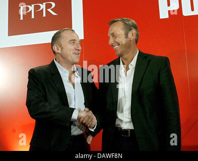 Puma AG Chef de Jochen Zeitz (R) se félicite de luxe du groupe français Pinault-Printemps-Redoute (PPR) président Francois-Henri Pinault pour une conférence de presse à Nuremberg, Allemagne, le jeudi 12 avril 2007. PPR, propriétaire de Gucci et Yves Saint Laurent marques de mode, a déclaré mardi dernier, il prévoit de faire une offre publique sur Puma après avoir accepté d'acheter un 27,1  % du capital de l'Allemand sportswe Banque D'Images