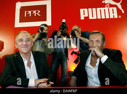 Les photographes se tenir derrière Puma AG Chef de Jochen Zeitz (R) et luxe du groupe français Pinault-Printemps-Redoute (PPR) président Francois-Henri Pinault avant une conférence de presse à Nuremberg, Allemagne, le jeudi 12 avril 2007. PPR, propriétaire de Gucci et Yves Saint Laurent marques de mode, a déclaré mardi dernier, il prévoit de faire une offre publique sur Puma après avoir accepté d'acheter un 27,1  % s Banque D'Images