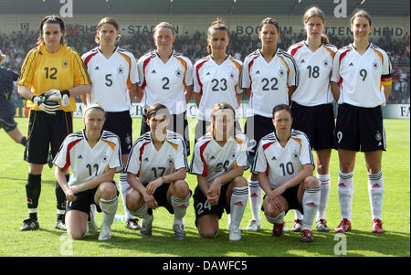 Les joueurs de l'équipe nationale féminine allemande attaquant Nadine Angerer (arrière, L-R), Annike Krahn, Kerstin Stegemann, Fatmire Bajramaj, Linda Bresonik, Kerstin Garefrekes, Birgit Prinz ; Anja Mittag(/L-R), Ariane Hingst, Bianca Rech et Renate Lingor posent avant le début de match de qualification pour l'Euro Women's Championship contre les Pays-Bas à Lohrheidestadium à Bochum, Banque D'Images