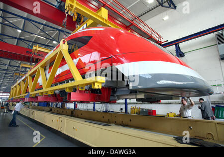 Le TR09, un "train Maglev Transrapid" conçu pour un éventuel service maglev à Munich, est transféré à un transporteur par ThyssenKrupp employés à Kassel, Allemagne, 17 avril 2007. Le 25m de longueur de la partie avant du train pèse 50 tonnes et sera portée à la lévitation magnétique d'essai dans la région de l'Emsland, nord-ouest de l'Allemagne. Le transfert est prévu pour deux nuits. L'Othe Banque D'Images