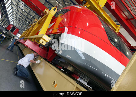 Le TR09, un "train Maglev Transrapid" conçu pour un éventuel service maglev à Munich, est transféré à un transporteur par ThyssenKrupp employés à Kassel, Allemagne, 17 avril 2007. Le 25m de longueur de la partie avant du train pèse 50 tonnes et sera portée à la lévitation magnétique d'essai dans la région de l'Emsland, nord-ouest de l'Allemagne. Le transfert est prévu pour deux nuits. L'Othe Banque D'Images