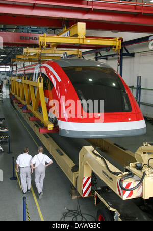 Le TR09, un "train Maglev Transrapid" conçu pour un éventuel service maglev à Munich, est transféré à un transporteur par ThyssenKrupp employés à Kassel, Allemagne, 17 avril 2007. Le 25m de longueur de la partie avant du train pèse 50 tonnes et sera portée à la lévitation magnétique d'essai dans la région de l'Emsland, dans le nord-ouest de l'Allemagne. Le transfert est prévu pour deux nuits. L Banque D'Images