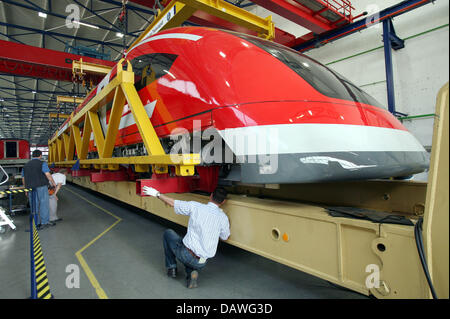 Le TR09, un "train Maglev Transrapid" conçu pour un éventuel service maglev à Munich, est transféré à un transporteur par ThyssenKrupp employés à Kassel, Allemagne, 17 avril 2007. Le 25m de longueur de la partie avant du train pèse 50 tonnes et sera portée à la lévitation magnétique d'essai dans la région de l'Emsland, dans le nord-ouest de l'Allemagne. Le transfert est prévu pour deux nuits. L Banque D'Images