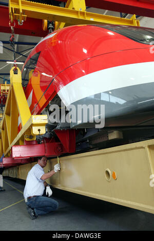 Le TR09, un "train Maglev Transrapid" conçu pour un éventuel service maglev à Munich, est transféré à un transporteur par ThyssenKrupp employés à Kassel, Allemagne, 17 avril 2007. Le 25m de longueur de la partie avant du train pèse 50 tonnes et sera portée à la lévitation magnétique d'essai dans la région de l'Emsland, dans le nord-ouest de l'Allemagne. Le transfert est prévu pour deux nuits. L Banque D'Images