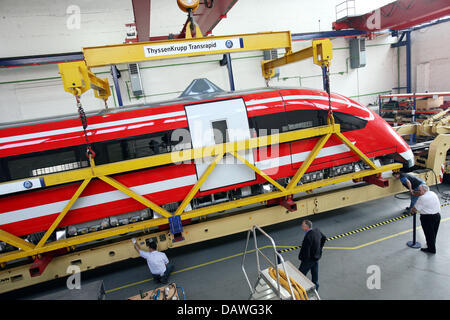 Le TR09, un "train Maglev Transrapid" conçu pour un éventuel service maglev à Munich, est transféré à un transporteur par ThyssenKrupp employés à Kassel, Allemagne, 17 avril 2007. Le 25m de longueur de la partie avant du train pèse 50 tonnes et sera portée à la lévitation magnétique d'essai dans la région de l'Emsland, dans le nord-ouest de l'Allemagne. Le transfert est prévu pour deux nuits. L Banque D'Images