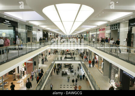 La photo montre l'intérieur du 'Schloss-Arkaden" mall (castel-arcade) à Braunschweig, en Allemagne, le jeudi 12 avril 2007. Le centre commercial, qui a ouvert ses portes le 29 mars 2007, est la plus grande ville de Basse-saxe centre commercial avec 150 magasins sur une surface de vente de 30 000 mètres carrés. 200 millions d'euros ont été investis dans la nouvelle construction et la rénovation de l'église, qui avait été Banque D'Images