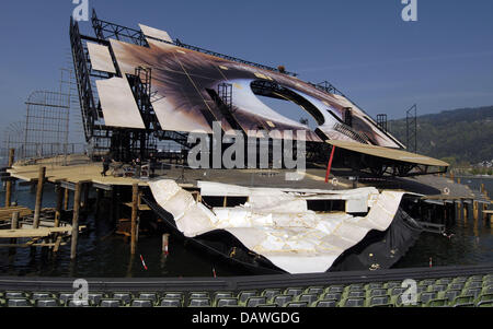 La photo montre la nouvelle unfinshed mise en scène pour l'opéra "TOSCA", représentant un œil surdimensionné, sur la scène de théâtre flottant du Festival de Bregenz sur le lac de Constance, l'Autriche, le jeudi, 19 avril 2007. La cérémonie de l'achèvement du gros œuvre pour la plus grande scène de théâtre flottant a eu lieu aujourd'hui, jeudi, 19 avril 2007. L'opéra Tosca de Puccini, '" sera organisée dans le cadre de la Banque D'Images