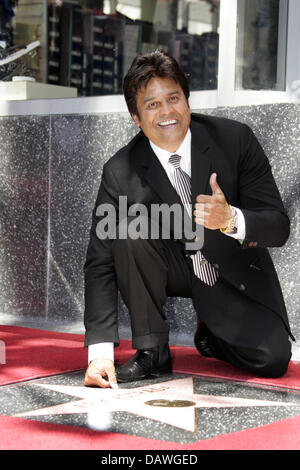 'CHiPs'-TV-star Erik Estrada pose au cours de la cérémonie en l'honneur de lui avec une étoile sur le Hollywood Walk of Fame à Los Angeles, CA, United States, jeudi 19 avril 2007. Photo : Hubert Boesl Banque D'Images