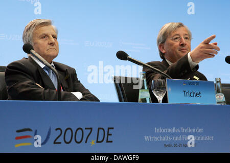 Le Premier ministre luxembourgeois Jean-Claude Juncker (R) et président de la Banque centrale européenne (BCE) Jean-Claude Trichet (L) à une conférence de presse pour la réunion informelle des ministres de l'économie et des finances (ECOFIN) à Berlin, Allemagne, 20 avril 2007. La réunion de deux jours est sur les affaires économiques et financières. Photo : Rainer Jensen Banque D'Images