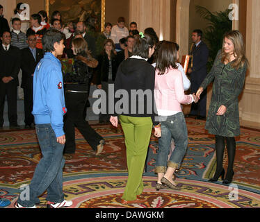 La Princesse des Asturies Letizia (R), épouse du Prince Felipe espagnol des Asturies, accueille les étudiants et professeurs qui ont participé aux travaux sur le "droit de l'enfance" de l'centres éducatifs de l'Estrémadure lors d'une audience dans le Palais Royal de Madrid, Espagne, 15 décembre 2006. La princesse Letizia d'Espagne est enceinte et est prévue pour donner naissance à son deuxième dau Banque D'Images