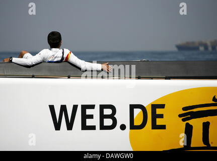 Jean-Marie Dauris attend que le vent pour prendre à bord du yacht Allemand Allemagne 1 (GER 89) de l'United Internet Team Germany pendant la Louis Vuitton Cup faisant partie de l'America's Cup, Valence, Espagne, le 23 avril 2007. Une fois de plus pas de regatta pourrait être navigué le 23 avril 2007 en raison de l'inattendu calme. Photo : Maurizio Gambarini Banque D'Images