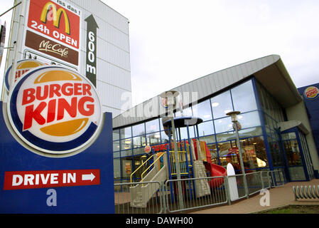 Les logos des principales chaînes de restauration rapide Burger King (en bas à gauche) et McDonald's (L) haut, représenté à Hambourg, Allemagne, 10 janvier 2007. Dans l'exercice 2005, environ 848 millions de personnes ont pris leur repas au McDonald's 1 264 succursales allemandes. Les 848 millions de personnes d'une moyenne de plus de 12,9  %, leur consommation moyenne a diminué à 6 euros par personne. En Allemagne, Burger King atteint