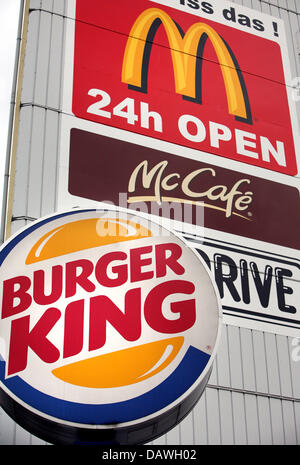 Les logos des principales chaînes de restauration rapide Burger King (en bas) et McDonald's (haut), représenté à Hambourg, Allemagne, 10 janvier 2007. Dans l'exercice 2005, environ 848 millions de personnes ont pris leur repas au McDonald's 1 264 succursales allemandes. Les 848 millions de personnes d'une moyenne de plus de 12,9  %, leur consommation moyenne a diminué à 6 euros par personne. En Allemagne, Burger King a réalisé un n