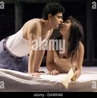 Rolando Villazon (L) que portez Le Chevalier des Grieux et Anna Netrebko comme Manon Lescaut sont illustrés lors d'une répétition de l'opéra photo 'Manon' à l'Opéra d'Etat de Berlin à Berlin, 24 avril 2007. Les sept représentations de l'opéra diffusée le 29 avril ont été vendus depuis des mois. La premiere sera montré sur grand écran à la place Bebel adjacentes ainsi une Banque D'Images