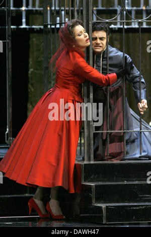 Rolando Villazon (R), portez le Chevalier des Grieux et Anna Netrebko comme Manon Lescaut sont illustrés lors d'une répétition de l'opéra photo 'Manon' à l'Opéra d'Etat de Berlin à Berlin, 24 avril 2007. Les sept représentations de l'opéra diffusée le 29 avril ont été vendus depuis des mois. La premiere sera montré sur grand écran à la place Bebel adjacentes ainsi une Banque D'Images