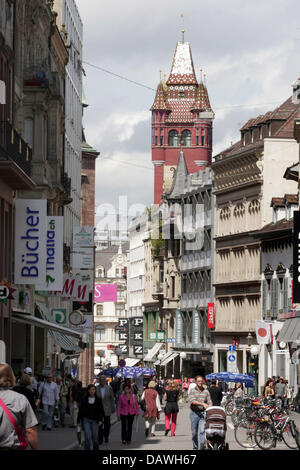 La photo montre la rue commerçante "Gerbergasse' avec l'hôtel de ville tour à l'arrière à Bâle, en Suisse, le 16 août 2006. Photo : Robert B. Fishman Banque D'Images