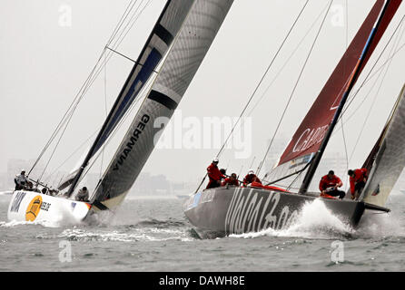 La location de l'Allemagne 1 (GER 89) voiles contre le yacht italien de l'équipe de Mascalzone Latino-Capitalia (R) lors de la sixième course (Vol 6) de la Louis Vuitton Cup, la régate de défi de l'America's Cup, Valence, Espagne, le 25 avril 2007. Un challenger doit d'abord gagner la Louis Vuitton Cup pour gagner le droit de prétendre l'America's Cup en 3295/95 Juin 2007. Photo : Banque D'Images