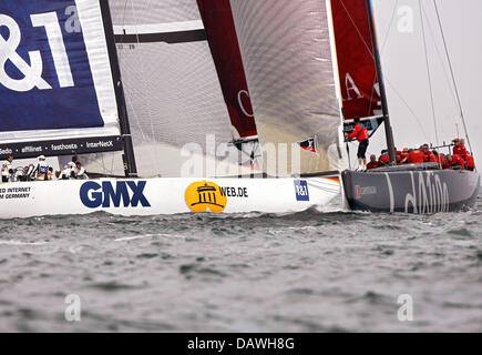 La location de l'Allemagne 1 (GER 89) voiles contre le yacht italien de l'équipe de Mascalzone Latino-Capitalia (R) lors de la sixième course (Vol 6) de la Louis Vuitton Cup, la régate de défi de l'America's Cup, Valence, Espagne, le 25 avril 2007. Un challenger doit d'abord gagner la Louis Vuitton Cup pour gagner le droit de prétendre l'America's Cup en 3295/95 Juin 2007. Photo : Banque D'Images