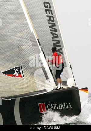 La location de l'Allemagne 1 (GER 89) voiles contre l'Italien Mascalzone Latino-Capitalia yacht de la team (L) lors de la sixième course (Vol 6) de la Louis Vuitton Cup, la régate de défi de l'America's Cup, Valence, Espagne, le 25 avril 2007. Un challenger doit d'abord gagner la Louis Vuitton Cup pour gagner le droit de prétendre l'America's Cup en 3295/95 Juin 2007. Photo : Banque D'Images