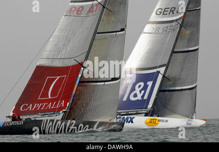 La location de l'Allemagne 1 (GER 89) voiles contre l'Italien Mascalzone Latino-Capitalia yacht de la team (L) lors de la sixième course (Vol 6) de la Louis Vuitton Cup, la régate de défi de l'America's Cup, Valence, Espagne, le 25 avril 2007. Un challenger devra gagner la Louis Vuitton Cup en premier afin de gagner le droit de prétendre l'America's Cup en 3295/95 Juin 2007. Photo : Banque D'Images