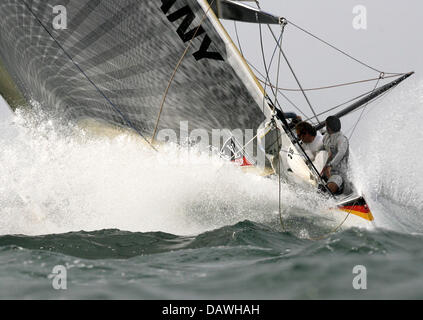 Sailing Team Germany 1 (GER 89) illustré en action pendant le vol 7 race de Louis Vuitton Cup, la régate de challenger pour la 'America's Cup", au large de la côte de Valence, Espagne, le 25 avril 2007. Le vainqueur de la Louis Vuitton Cup 3295/95 feront face au à la 32e 'America's Cup' qui aura lieu en juin 2007. Photo : Maurizio Gambarini Banque D'Images