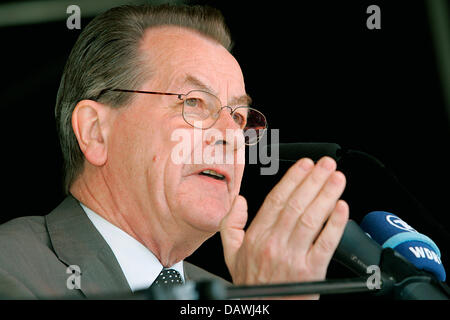 Ministre fédéral allemand du travail et des affaires sociales et vice-chancelier allemand Franz Müntefering (SPD) est titulaire d'un discours à la fête du Travail rallye des syndicats IG Bergbau, Chemie, Energie (IG BCE) et de la Confédération des syndicats allemands (DGB) au "Neumarkt" dans Ibbenbueren, Allemagne, mardi, 1 mai 2007. Dans son discours, Müntefering à avancer de nouveau pour l'introduction du salaire minimum dans les Banque D'Images