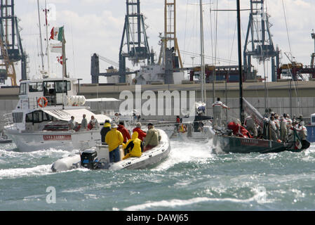 Yacht italien 'Luna Rossa' est remorqué au port par la tempête au large de la côte méditerranéenne de Valence, Espagne, le 1 mai 2007. Vol 3 course de Round Robin 2 a dû être reportée en raison de vents trop forts. Le vainqueur de la Louis Vuitton Cup 3295/95 feront face au à la 32e 'America's Cup' qui aura lieu en juin 2007. Photo : Maurizio Gambarini Banque D'Images