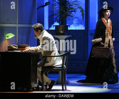 Gerlinde Illich que Cosima Wagner (R) et Teruhiko Komori comme Friedrich Nietzsche (L) photographié au cours de la répétition générale de l'opéra 'Cosima' par Siegfried Matthus à Gera, Allemagne, 02 mai 2007. L'opéra, que création mondiale le 05 mai, est basé sur des fragments composé par la psychologue Friedrich Nietzsche et traite de la relation tendue et tragique de Nietzsche à l'Allemand comp Banque D'Images