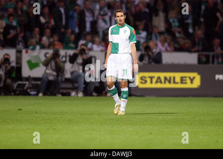 Miroslav Klose de Brême en photo après qu'il a été suspendu par l'arbitre français de la Coupe de l'UEFA au cours de Layec demi-finale deuxième leg match Werder Brême vs Espanyol Barcelone à Brême, Allemagne, 03 mai 2007. Photo : Carmen Jaspersen Banque D'Images