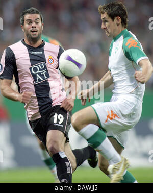 Miroslav Klose de Brême (R)eddv pour le bal avec Marc Torrejon de Barcelone lors de la demi-finale de Coupe UEFA jambe deuxième match Werder Brême vs Espanyol Barcelone à Brême, Allemagne, 03 mai 2007. Photo : Ingo Wagner Banque D'Images