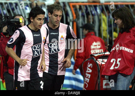 Barcelone, le Coro (L) et Javier Pablo Zabaleta sont présentées après le 1-1 au cours de la demi-finale de Coupe UEFA jambe deuxième match Werder Brême vs Espanyol Barcelone à Brême, Allemagne, 03 mai 2007. Photo : Carmen Jaspersen Banque D'Images