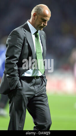 L'entraîneur de Brême Thomas Schaaf quitte le terrain de soccer après que son équipe a perdu la demi-finale de Coupe UEFA jambe deuxième match contre l'Espanyol Barcelone 2-1 à Brême, Allemagne, 03 mai 2007. Photo : Carmen Jaspersen Banque D'Images