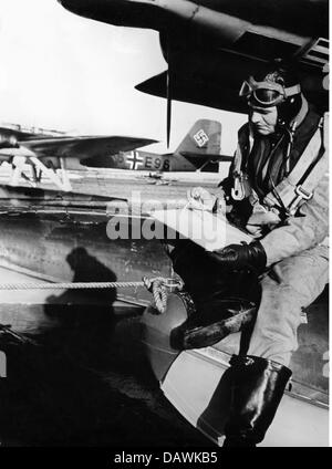 Événements, Seconde Guerre mondiale / Seconde Guerre mondiale, guerre aérienne, personnes, membre d'équipage d'un hydravion allemand Heinkel He 115 se préparant à une mission, vers 1940, droits additionnels-Clearences-non disponible Banque D'Images