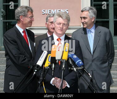 (L-R) Le président du conseil de surveillance, Gerhard Cromme, président de l'entreprise général Ralf Heckmann, le futur membre du conseil Heinrich Hiesinger et le futur chef Peter Loescher donner une conférence de presse devant le siège de Siemens à Munich, Allemagne, 20 mai 2007. Peter Loescher a été présenté comme nouveau PDG de Siemens. Photo : Frank Maechler Banque D'Images