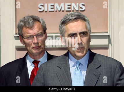 Peter Loescher (R) et le président du conseil de surveillance de Siemens, Gerhard Cromme (L) donner une conférence de presse à la siège de Siemens à Munich, Allemagne, 20 mai 2007. Peter Loescher a été présenté comme nouveau PDG de Siemens. Photo : Frank Maechler Banque D'Images