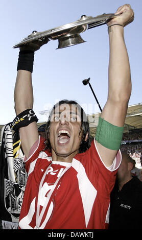 Le VfB Stuttgart Le capitaine de l'équipe, le Portugais Fernando Meira soutient le bouclier du championnat après sa victoire sur l'équipe de 2-1 Energie Cottbus au stade Gottlieb-Daimler-à Stuttgart, Allemagne, 19 mai 2007. Stuttgart est le nouveau champion de football. Photo : Ronald Wittek Banque D'Images