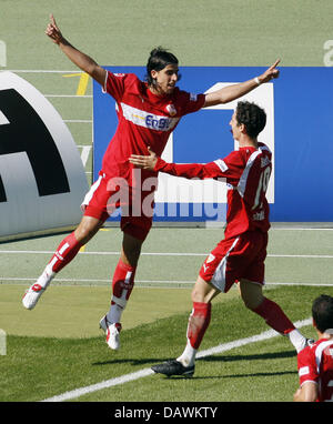 Le VfB Stuttgart Sami Khedira player (L) célèbre avec son coéquipier Roberto Hilbert 2-1 au cours de la Bundesliga match contre l'Energie Cottbus au stade Gottlieb-Daimler-à Stuttgart, Allemagne, 19 mai 2007. Stuttgart a battu Cottbus et est le nouveau champion de football. Photo : Uli Deck Banque D'Images