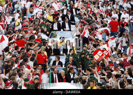 Le VfB Stuttgart joueurs monter dans un convoi dirigé par le capitaine de l'équipe, Fernando Meira (R) et le maire de Stuttgart Erwin Staudt (L) cours des fans à Stuttgart, Allemagne, 19 mai 2007. Stuttgart 2-1 victoire sur Energie Cottbus a fait l'équipe de soccer de l'Allemagne nouveau champion. Photo : Uli Deck Banque D'Images