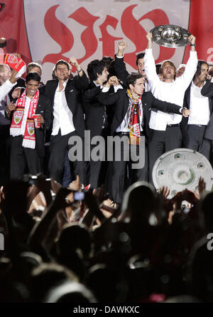 Le VfB Stuttgart joueurs célèbrent leur victoire de championnat avec les fans à Stuttgart, en Allemagne, dans la nuit du 19 mai 2007. Stuttgart a battu Energie Cottbus 2-1 et est le nouveau champion de football de la Bundesliga. Photo : Marijan Murat Banque D'Images