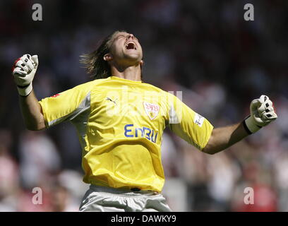 Gardien du VfB Stuttgart célèbre Thomas Hitzlsperger's 1:1 dans l'égaliseur match de Bundesliga VfB Stuttgart vs Energie Cottbus au stade Gottlieb-Daimler-à Stuttgart, Allemagne, 19 mai 2007. Stuttgart a remporté le match et est nouveau champion de la Bundesliga. Photo : Bernd Weissbrod Banque D'Images