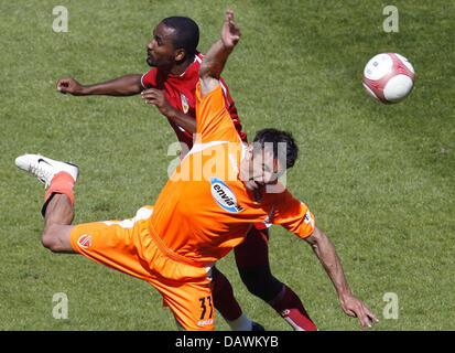 Le VfB Stuttgart Cacau (L) et de Cottbus's Mario Cvitanovic rivalisent pour la balle dans la Bundesliga match VfB Stuttgart vs Energie Cottbus au stade Gottlieb-Daimler-à Stuttgart, Allemagne, 19 mai 2007. Stuttgart a remporté le match 2:1 et est champion de Bundesliga 2007. Photo : Uli Deck Banque D'Images