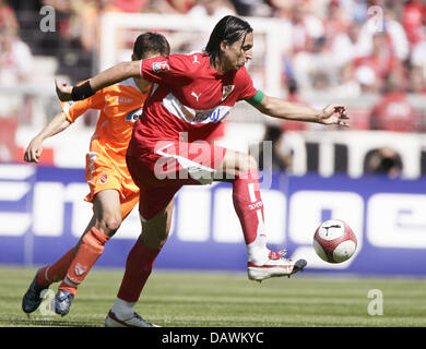 Le VfB Stuttgart est le capitaine Fernando Meira mène le bal dans la Bundesliga match VfB Stuttgart vs Energie Cottbus au stade Gottlieb-Daimler-à Stuttgart, Allemagne, 19 mai 2007. Stuttgart a remporté le match 2:1 et est champion de Bundesliga 2007. Photo : Ronald Wittek Banque D'Images