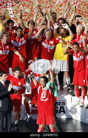 Le capitaine de l'équipe du VfB Stuttgart, Fernando Meira (C, avant) soutient le titre de Bundesliga 2007 trophée devant le reste de l'équipe après le match le VfB Stuttgart vs Energie Cottbus au stade Gottlieb-Daimler-à Stuttgart, Allemagne, 19 mai 2007. Stuttgart a remporté le match 2:1 et est champion de Bundesliga 2007. Photo : Uli Deck Banque D'Images