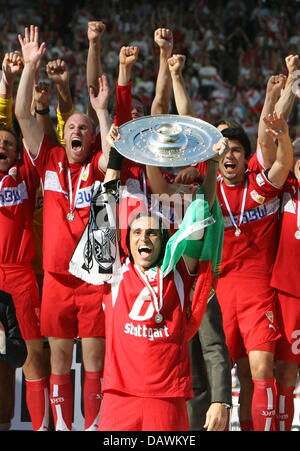 Le capitaine de l'équipe du VfB Stuttgart, Fernando Meira (C, avant) soutient le titre de Bundesliga 2007 trophée et célèbre avec le reste de l'équipe après le match le VfB Stuttgart vs Energie Cottbus au stade Gottlieb-Daimler-à Stuttgart, Allemagne, 19 mai 2007. Stuttgart a remporté 2:1 et est champion de Bundesliga 2007. Photo : Bernd Weissbrod Banque D'Images