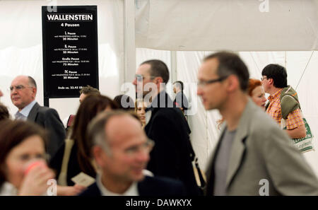 Le public arrive au premier ministre de '' Wallenstein de Friedrich Schiller à Berlin, Allemagne, 19 mai 2007. La pièce avec Klaus Maria Brandauer dans une mise en scène de Peter Stein est de dix heures. Photo : Steffen Kugler Banque D'Images