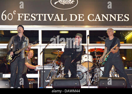 Les membres de U2 (L-R) le bord, un sous Clavier, Bono, Larry Mullen Jr. (caché) et Adam Clayton effectuer sur le tapis rouge pour une projection de gala de l'Irlandais réalisateur Catherine Owens et Mark Pellington directeur nous's film "U2 3D" au 60e Festival du Film de Cannes, France, 19 mai 2007. Photo : Hubert Boesl Banque D'Images