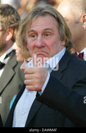 L'acteur français Gérard Depardieu Thumbs up pour les caméras comme il arrive au Palais du Festival pour une soirée projection du film "Chacun son cinéma" (à Chacun son cinéma) exécutant hors compétition au 60e Festival du Film de Cannes, France, 20 mai 2007. Photo : Hubert Boesl Banque D'Images