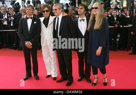 (L-R) Administration de Bille August, Michael Cimino, Claude Lelouch, Atom Egoyan et Jane Campion sourires pour les caméras qu'ils arrivent à le palais des festivals pour une soirée projection du film "Chacun son cinéma" (à Chacun son cinéma) exécutant hors compétition au 60e Festival du Film de Cannes, France, 20 mai 2007. Photo : Hubert Boesl Banque D'Images