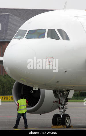 Le personnel de l'aéroport sur l'avion contrôle d'Israir qui a fait un atterrissage forcé à l'aéroport Berlin-Schoenefeld, Allemagne, 23 mai 2007. L'avion a dû atterrir à cause d'émission de fumée, tous les 162 passagers et les six membres d'équipage ont été évacués. L'avion était sur sa route de Tel Aviv, Israël, à Berlin, en Allemagne au moment où le commandant a remarqué la fumée. Photo : Rainer Jensen Banque D'Images